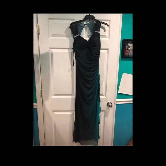 Formal dress - Picture 1 of 3